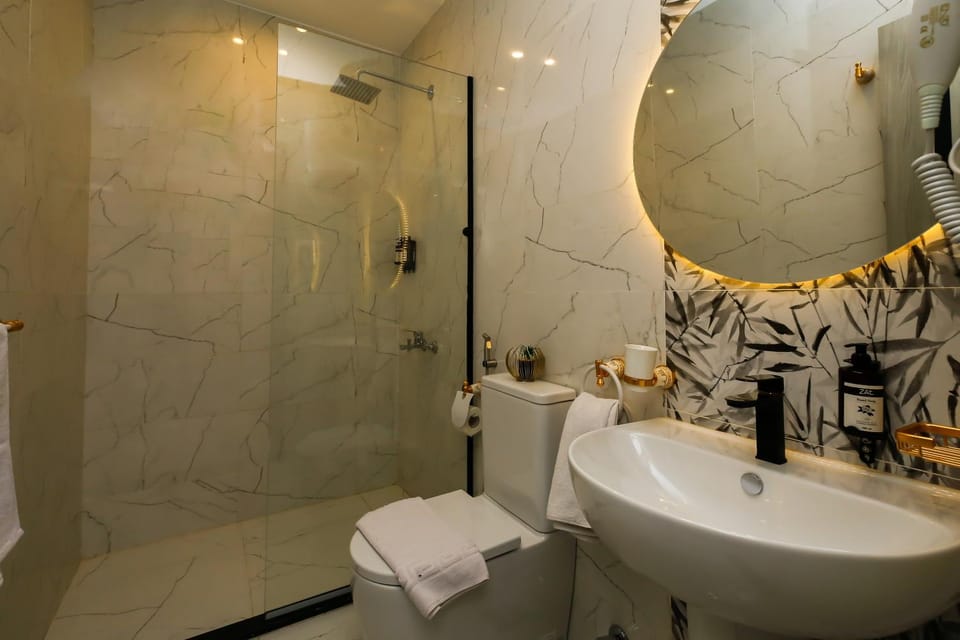 Shower, Toilet, Bathroom, towels