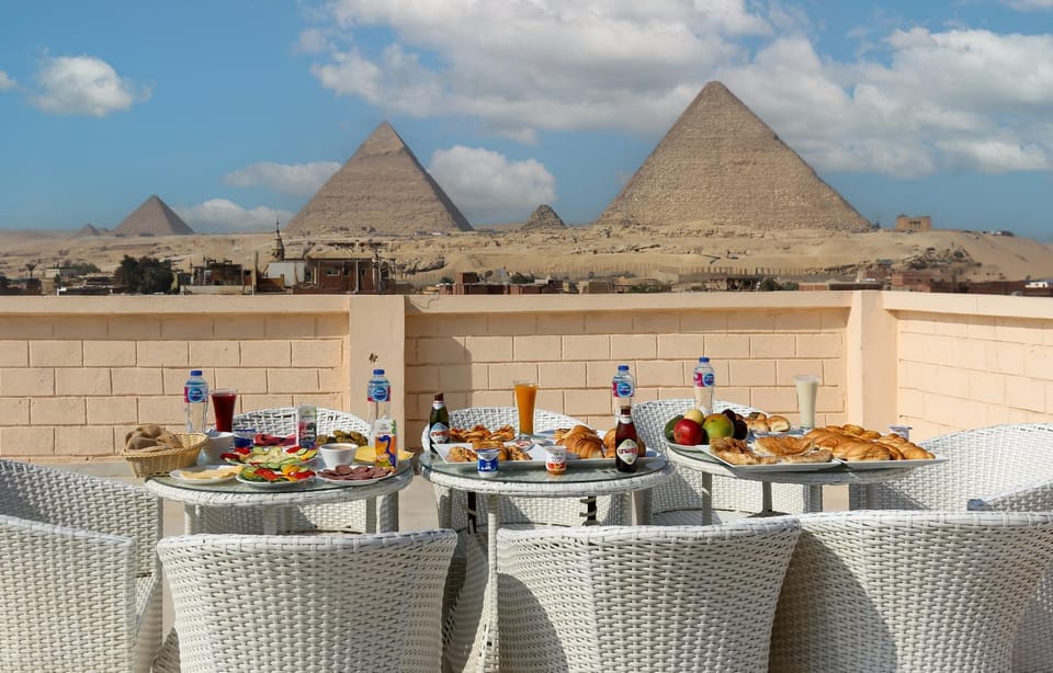 Nearby landmark, Restaurant/places to eat, Day, Natural landscape, Food and drinks, Banquet/Function facilities, Dining area, Food, Breakfast, Breakfast, American breakfast, Lunch, Dinner, Drinks