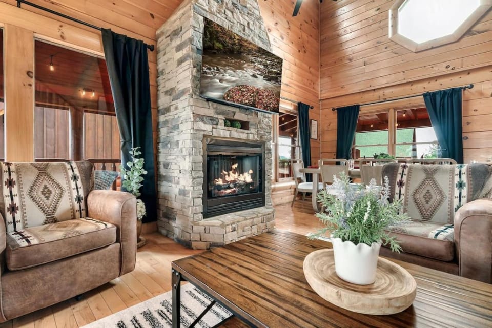 Scenic 4 Bed Cabin with Resort Pools and Golf Cabin in Pigeon Forge