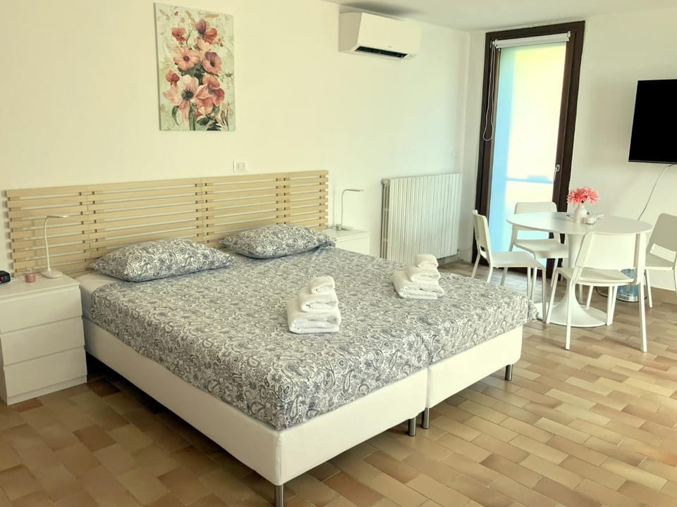 Bed, TV and multimedia, Photo of the whole room, towels