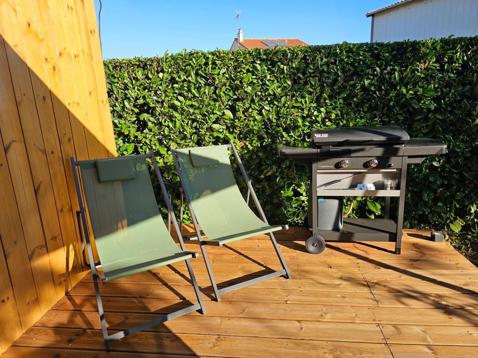 Patio, Day, BBQ facilities, sunbed