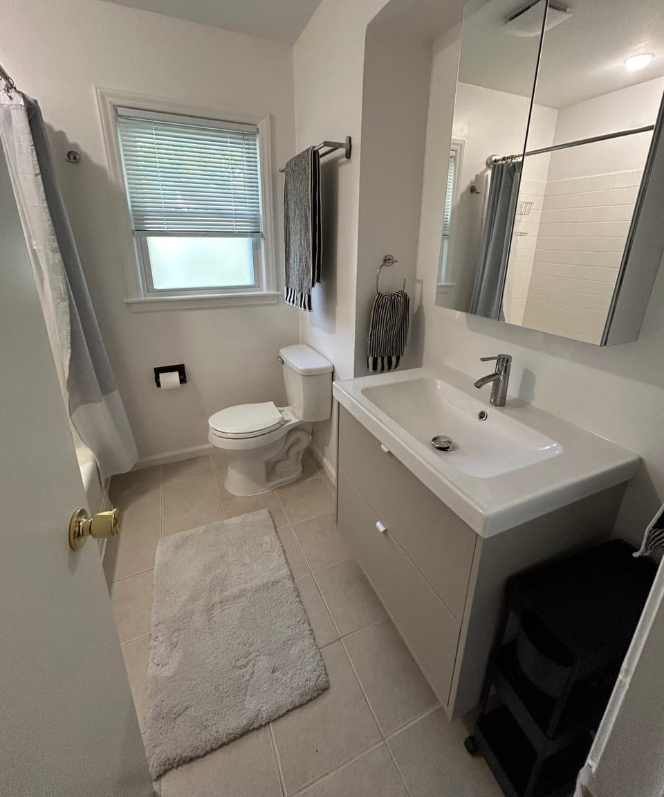 Toilet, Bathroom, Bath, Internal: Not applicable to any particular room
