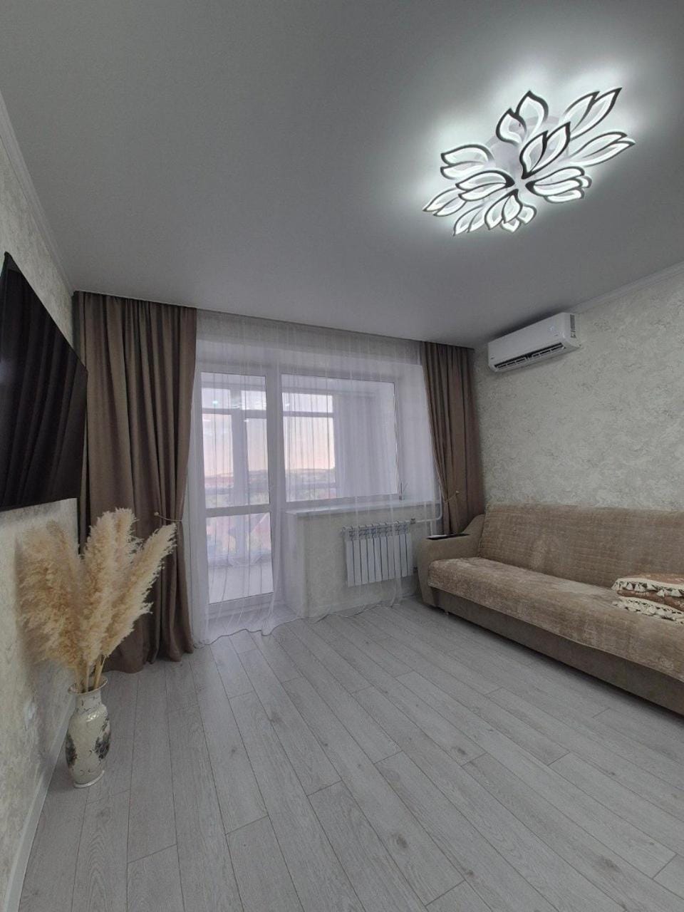 Bed, TV and multimedia, Living room, Photo of the whole room, Seating area, Bedroom, air conditioner