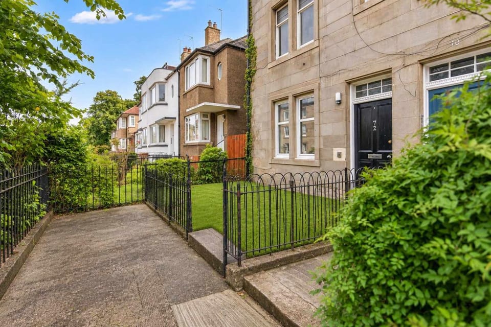 Spacious Edinburgh Home - Free Parking - Wi-Fi - Near City Centre Apartment in Edinburgh