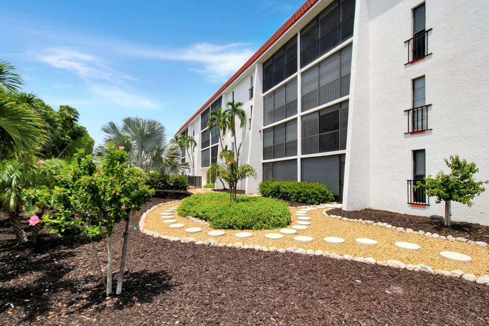 Poolside 1st floor 2BR Sanibel Island Condo - Sandpebble 1D Apartment in Sanibel Island