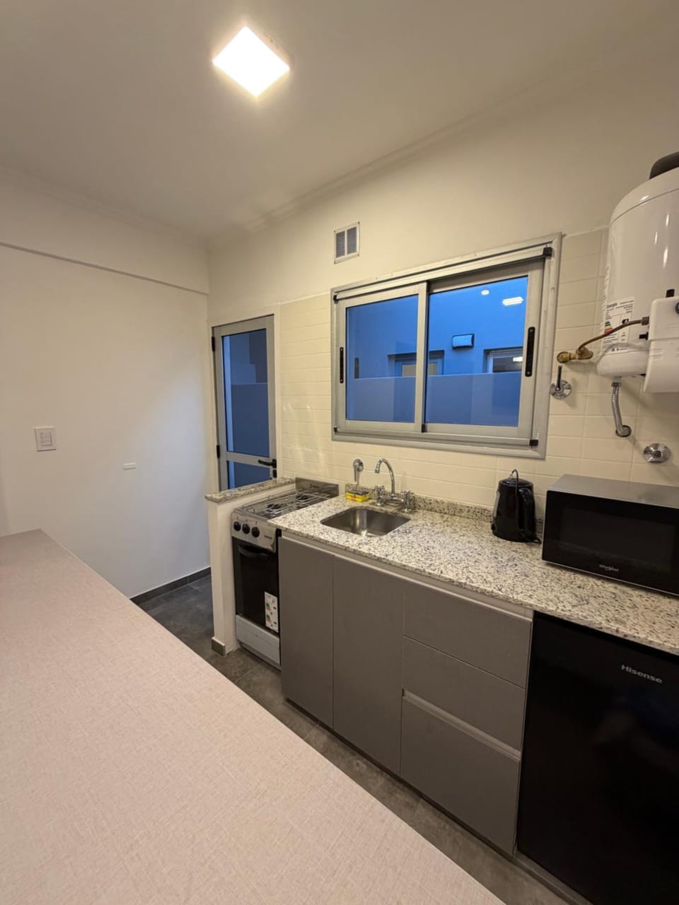 Kitchen or kitchenette, minibar, stove