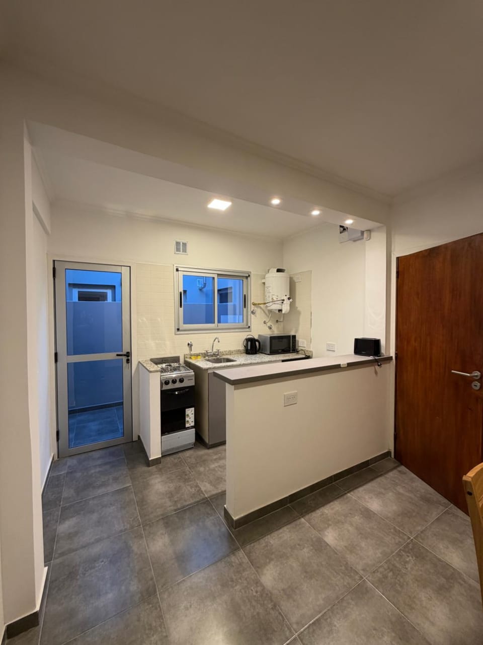 Kitchen or kitchenette, minibar, oven, stove