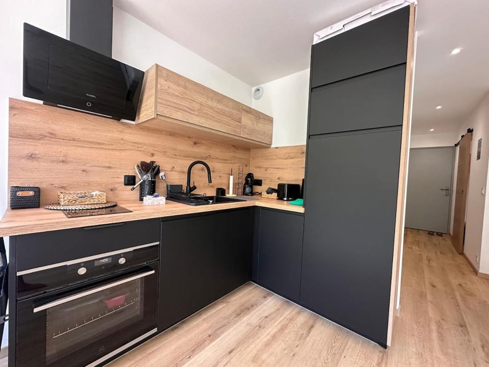 Kitchen or kitchenette, dishwasher, oven, toaster