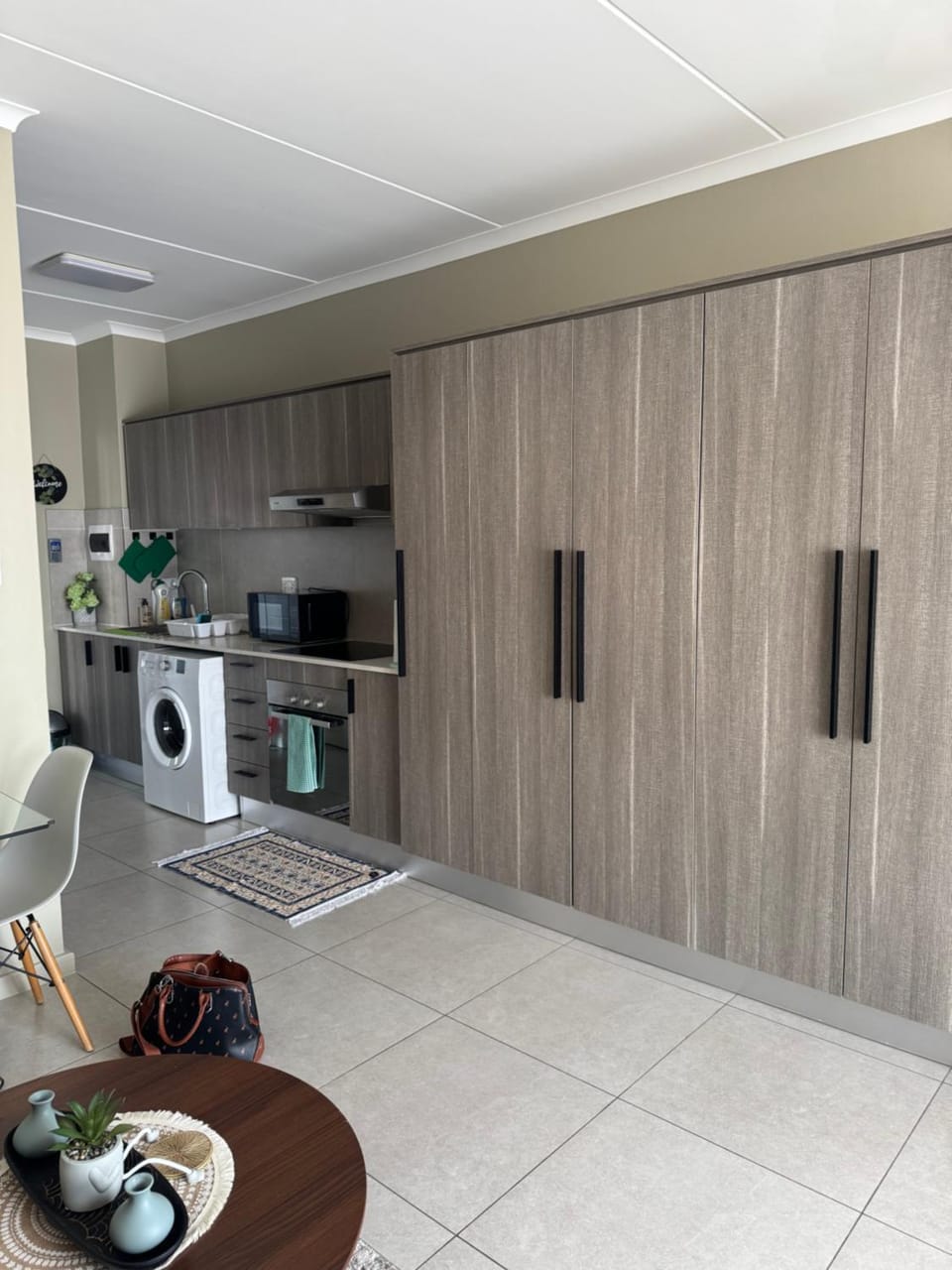 Kitchen or kitchenette, stove, washing machine