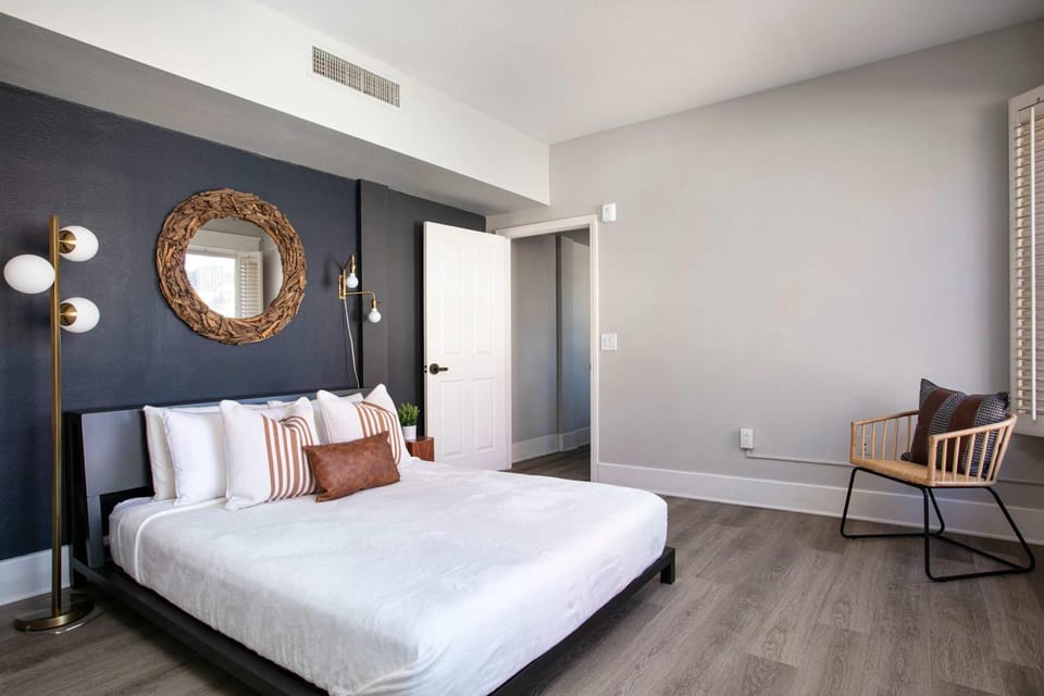 Modern Gaslamp Suite Walk to Petco & Convention Apartment in Gaslamp Quarter