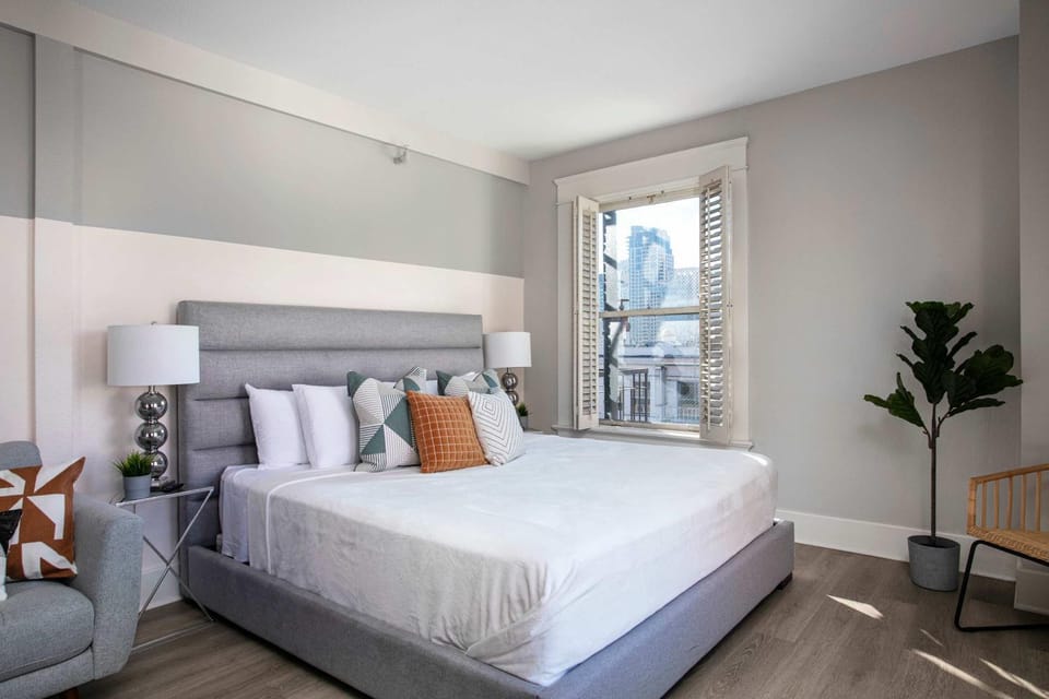Modern Gaslamp Suite Walk to Petco & Convention Apartment in Gaslamp Quarter