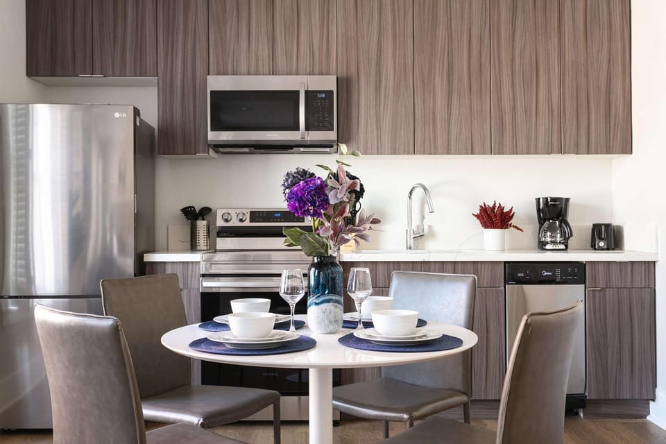 Central 2BR Hotel Suite Stay in Historic Gaslamp Apartment in Gaslamp Quarter
