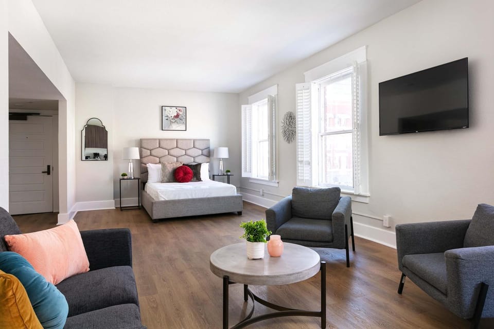 Central 2BR Hotel Suite Stay in Historic Gaslamp Apartment in Gaslamp Quarter