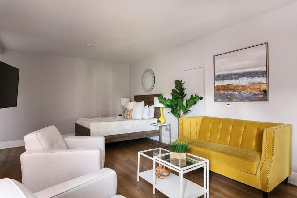 Sleek Gaslamp 2BR Hotel Suite Walk to Petco Park Apartment in Gaslamp Quarter
