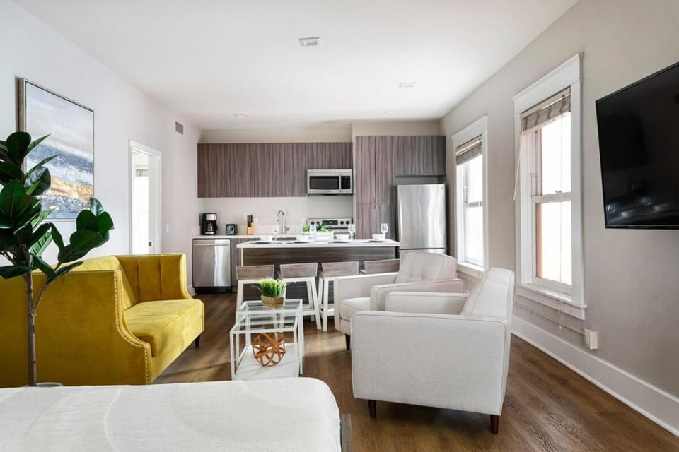 Sleek Gaslamp 2BR Hotel Suite Walk to Petco Park Apartment in Gaslamp Quarter