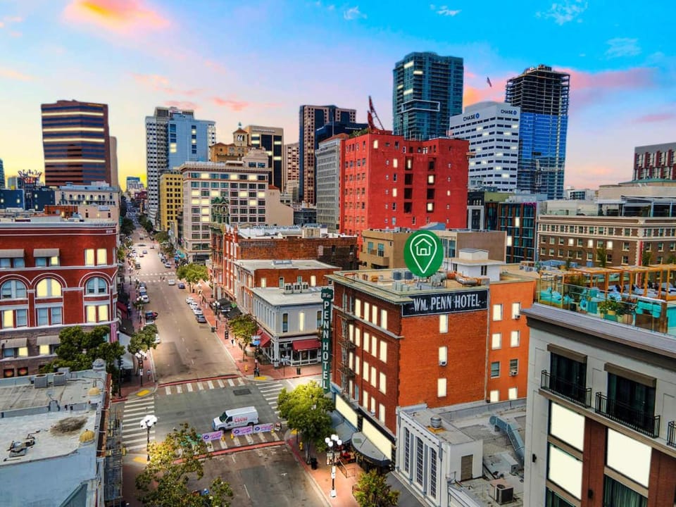 Trendy Studio w Full Kitchen Heart of Gaslamp Apartment in Gaslamp Quarter