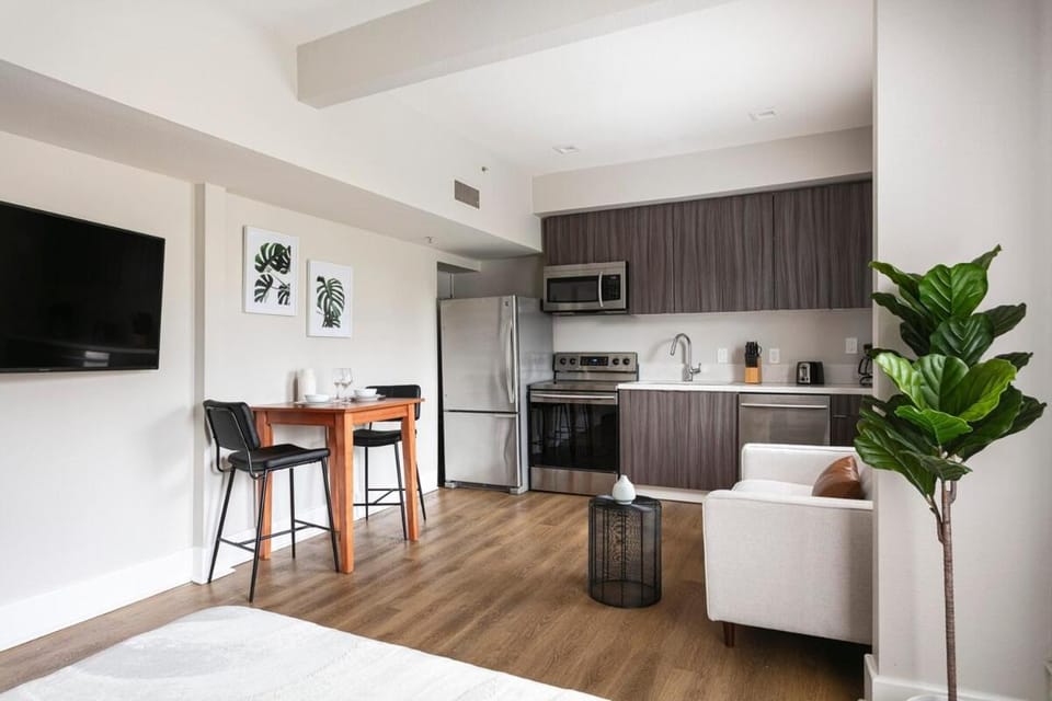 Trendy Studio w Full Kitchen Heart of Gaslamp Apartment in Gaslamp Quarter