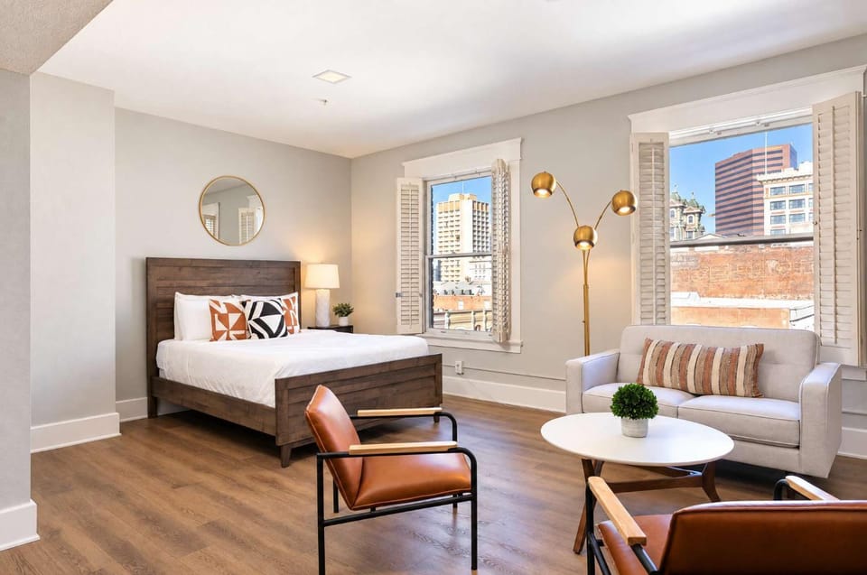 Hip 2BR Suite in Central Gaslamp Walk Score 99 Hotel in Gaslamp Quarter