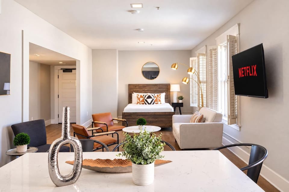 Hip 2BR Suite in Central Gaslamp Walk Score 99 Hotel in Gaslamp Quarter