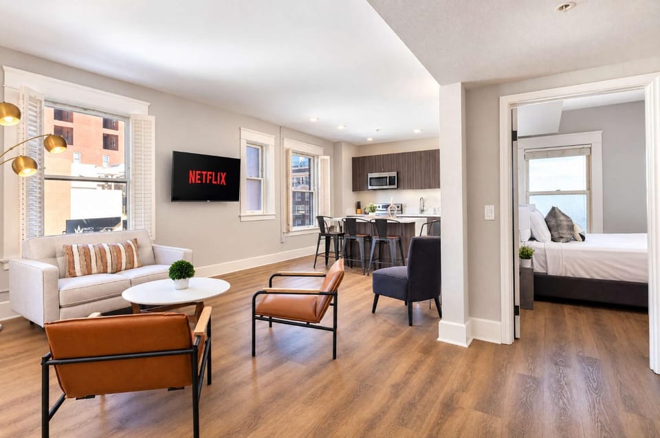 Hip 2BR Suite in Central Gaslamp Walk Score 99 Hotel in Gaslamp Quarter