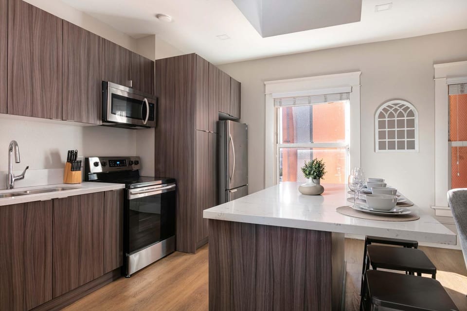 Explore Gaslamp in this Trendy 2BR Sleeps 5 Apartment in Gaslamp Quarter