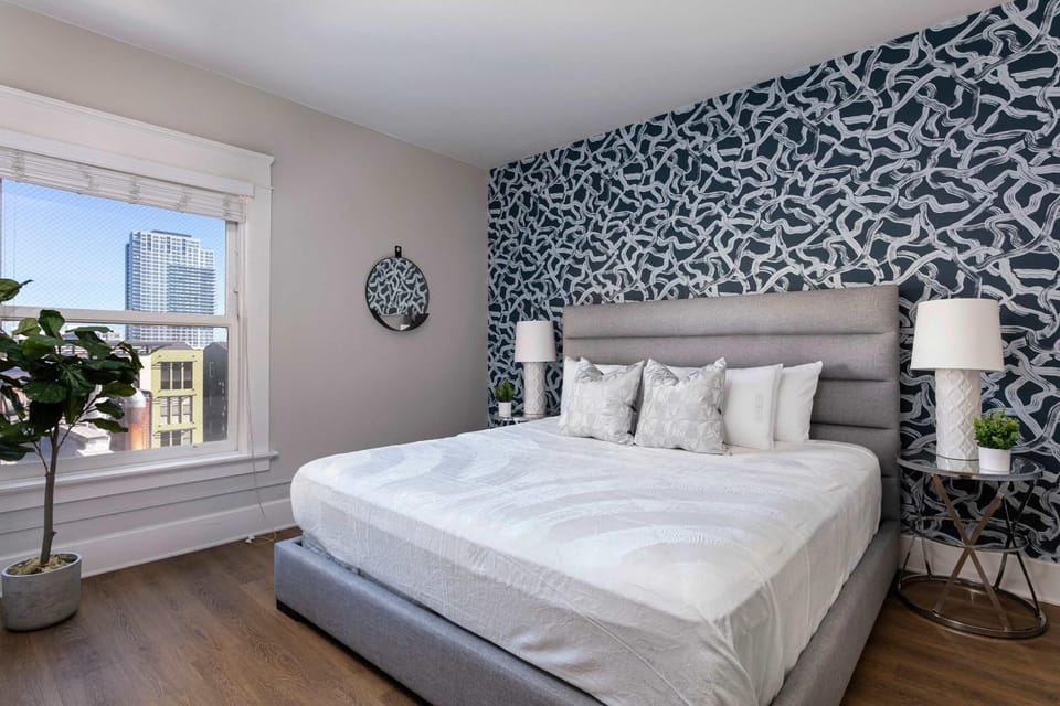 Explore Gaslamp in this Trendy 2BR Sleeps 5 Apartment in Gaslamp Quarter