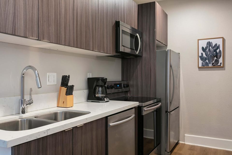 Stylish Hotel Studio Full Kitchen Near Petco Apartment in Gaslamp Quarter