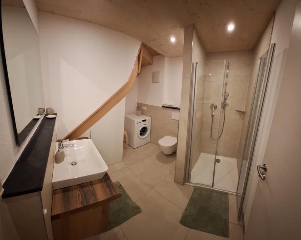 Shower, Toilet, Bathroom, towels, washing machine