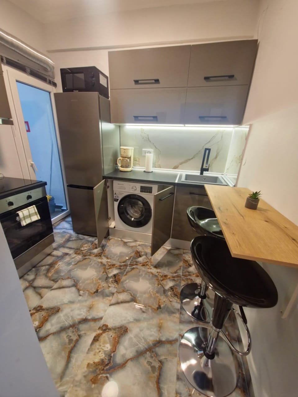 Coffee/tea facilities, Kitchen or kitchenette, washing machine