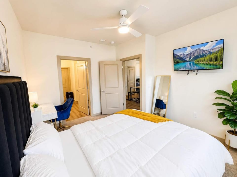 Luxury 2BR Retreat Resort Pool Gym & Fast WiFi Apartment in Katy