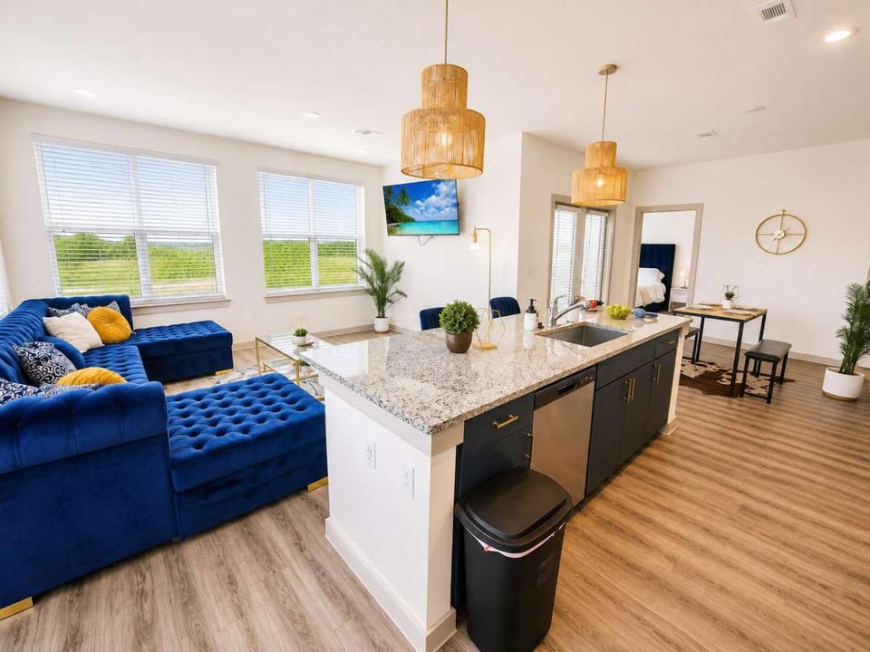Luxury 2BR Retreat Resort Pool Gym & Fast WiFi Apartment in Katy