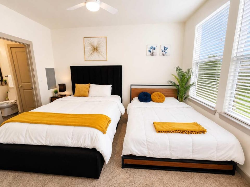 Luxury 2BR Retreat Resort Pool Gym & Fast WiFi Apartment in Katy