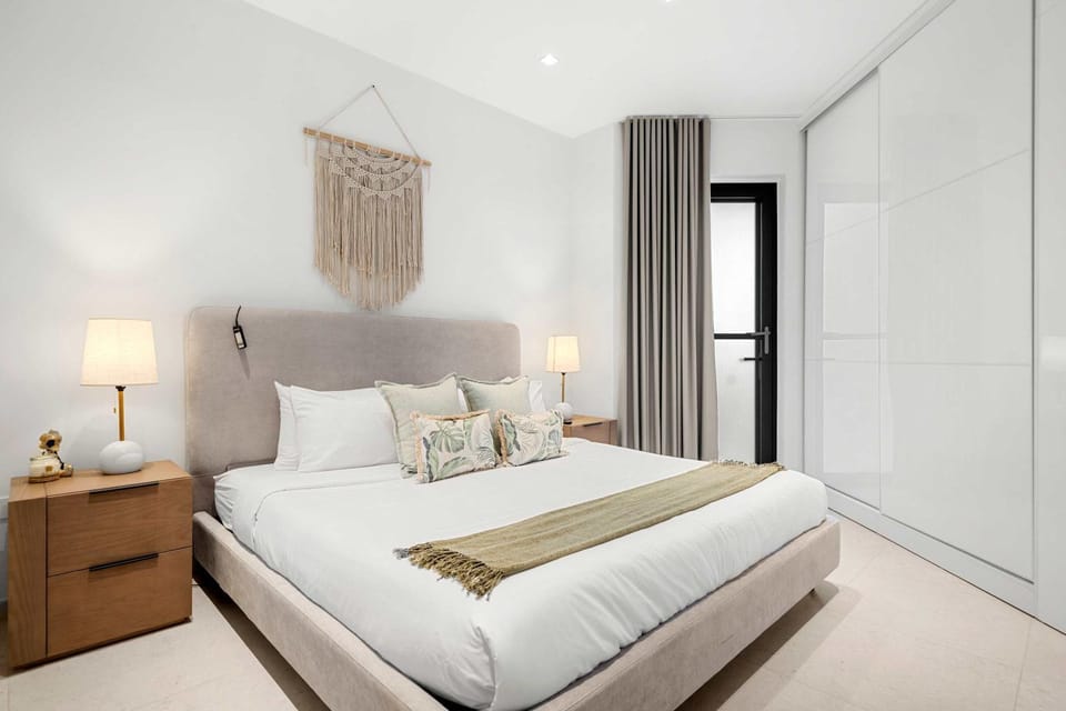 Chic Top-Floor 1BR-Pool & Jacuzzi - Eagle Beach House in Noord