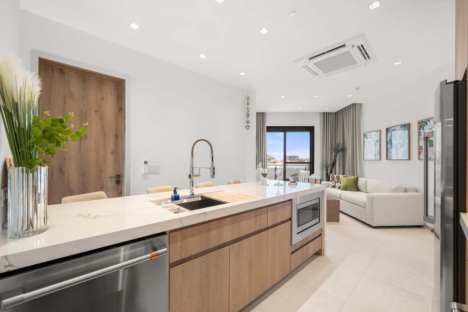 Chic Top-Floor 1BR-Pool & Jacuzzi - Eagle Beach House in Noord