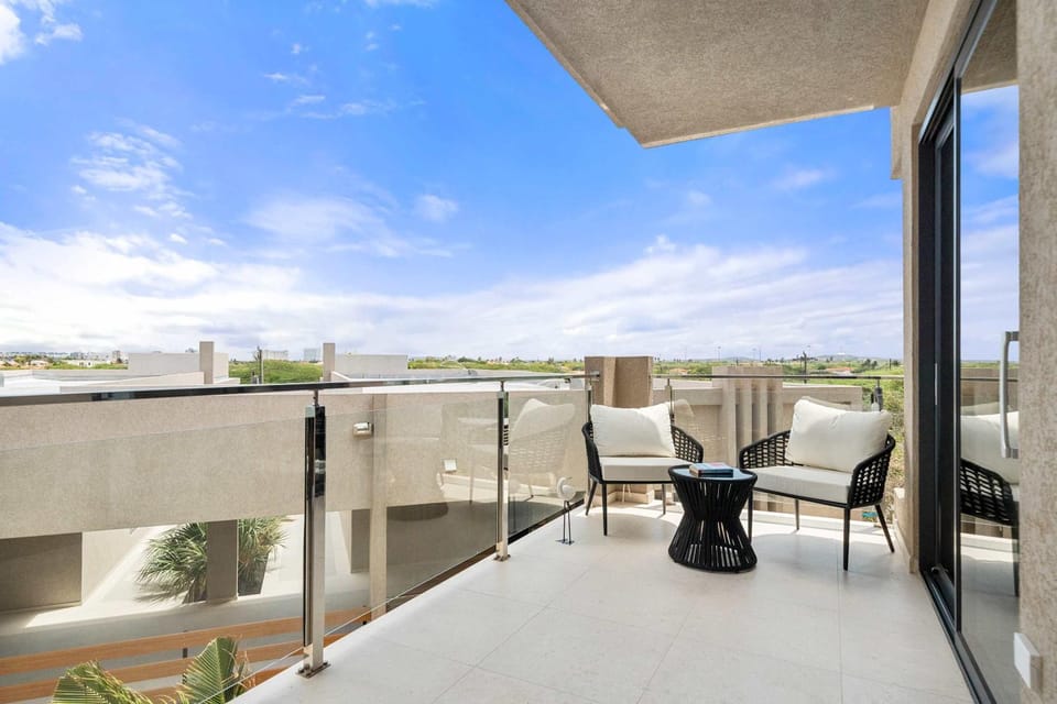 Chic Top-Floor 1BR-Pool & Jacuzzi - Eagle Beach House in Noord