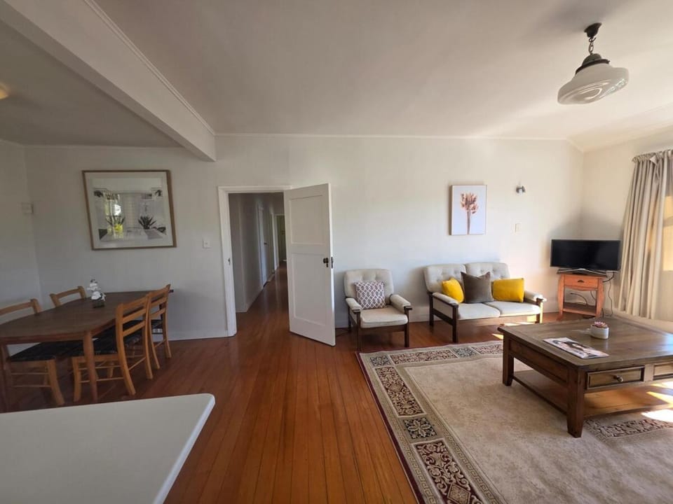 3 bed 2 bath home, 10 min walk to train & shops House in Auckland