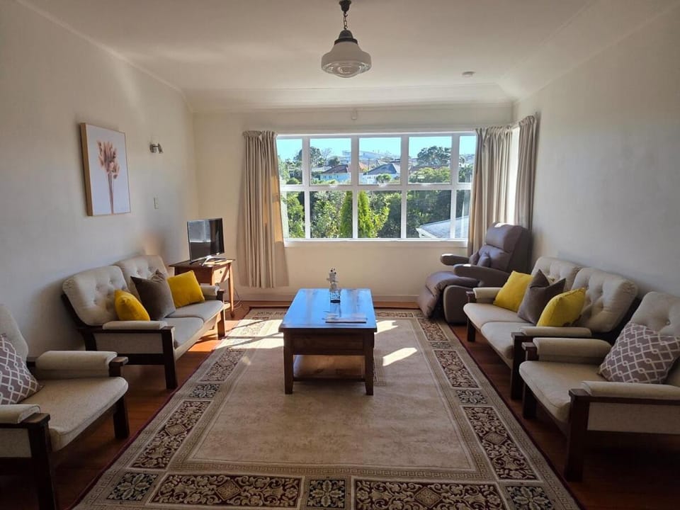 3 bed 2 bath home, 10 min walk to train & shops House in Auckland