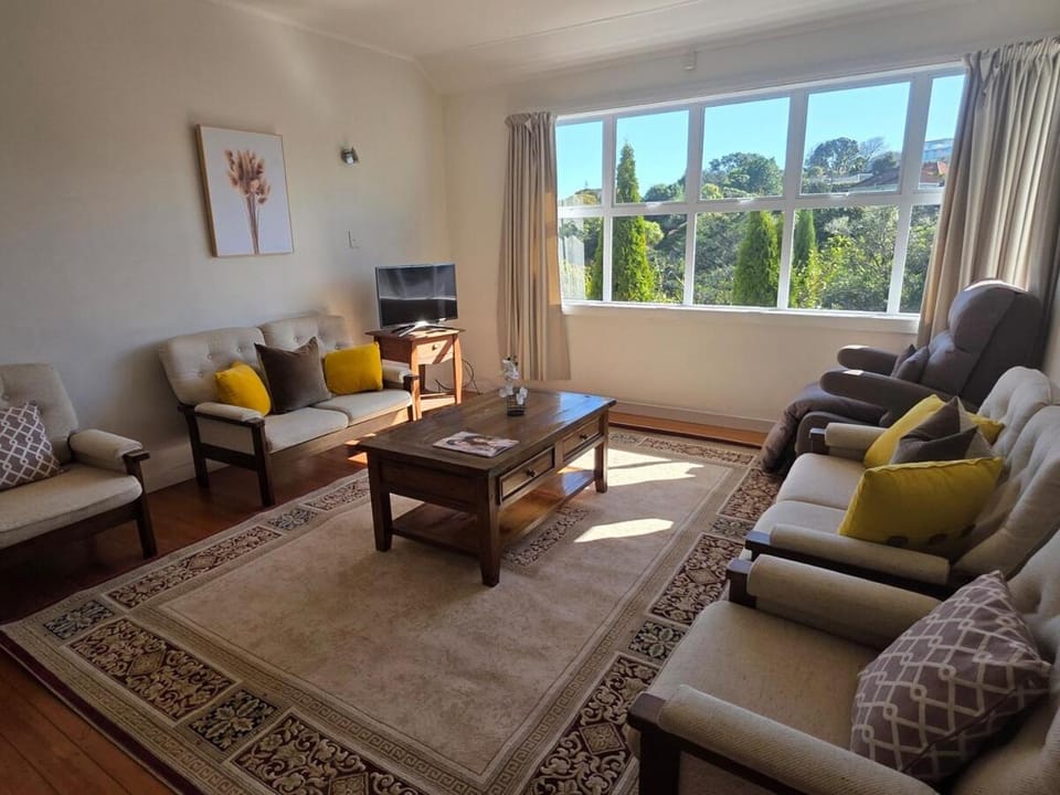 3 bed 2 bath home, 10 min walk to train & shops House in Auckland
