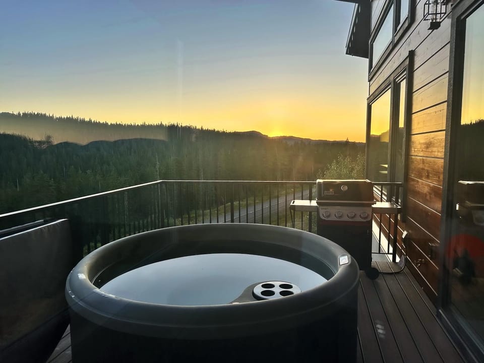 Natural landscape, BBQ facilities, Hot Tub, View (from property/room), Balcony/Terrace, Mountain view, Sunset