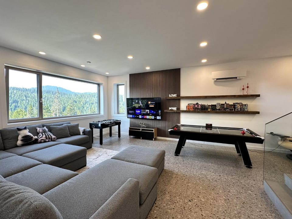 Communal lounge/ TV room, TV and multimedia, Living room, Seating area, Evening entertainment