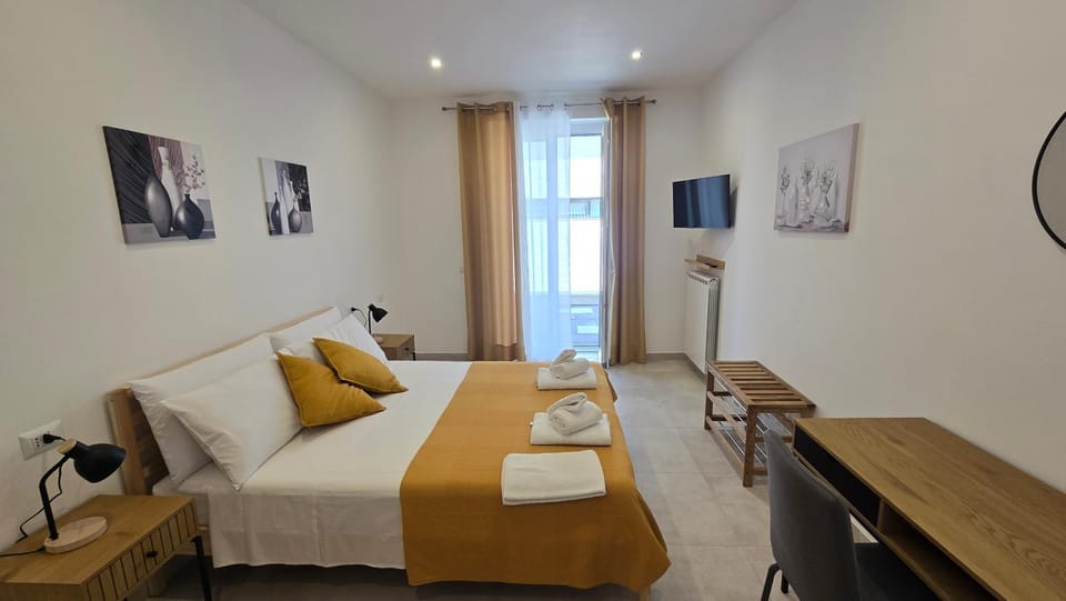 Bed, TV and multimedia, Photo of the whole room, Bedroom