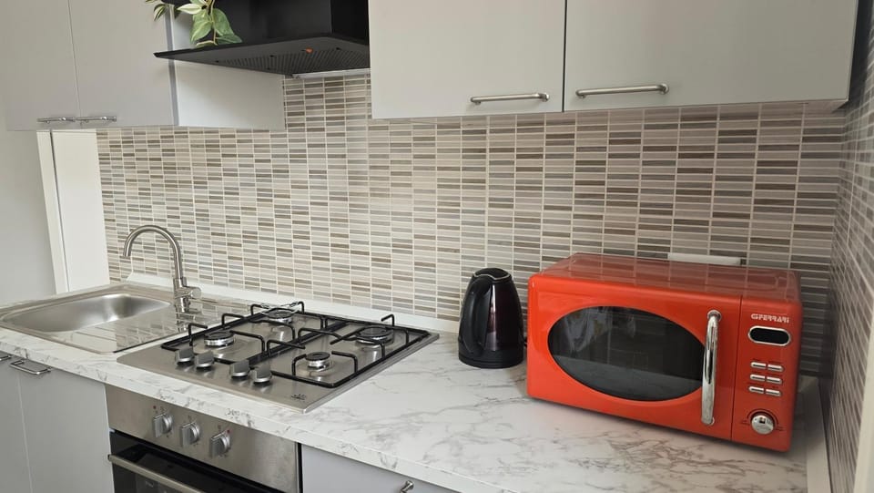 Coffee/tea facilities, Kitchen or kitchenette, microwave, stove