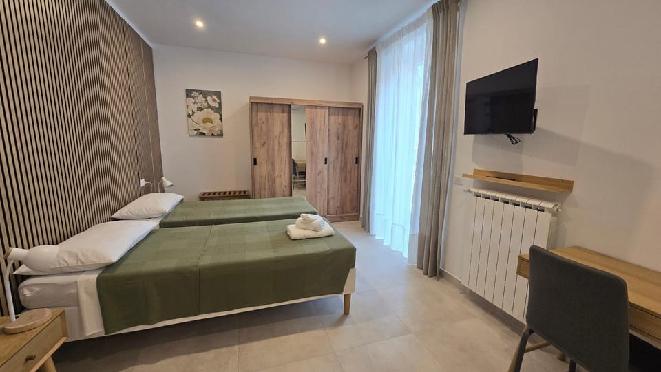 Bed, TV and multimedia, Photo of the whole room, Bedroom, towels, wardrobe