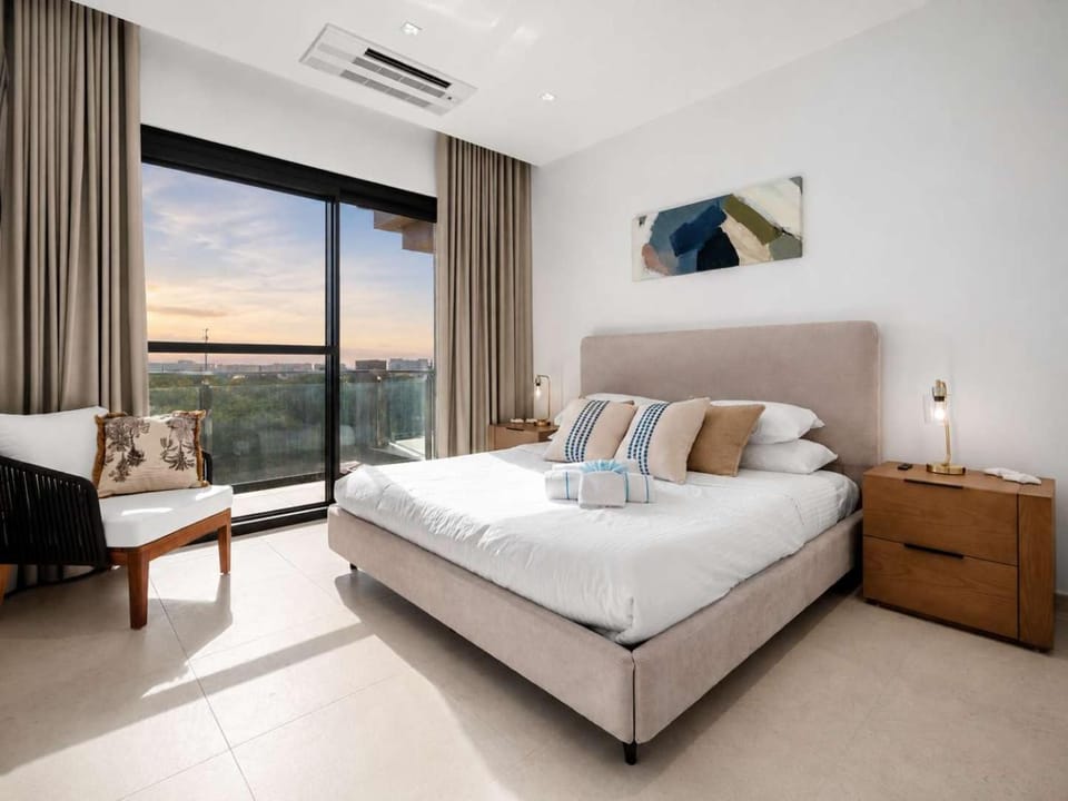 Top-Floor 2BR - Sunset Balcony - Near Eagle Beach House in Noord