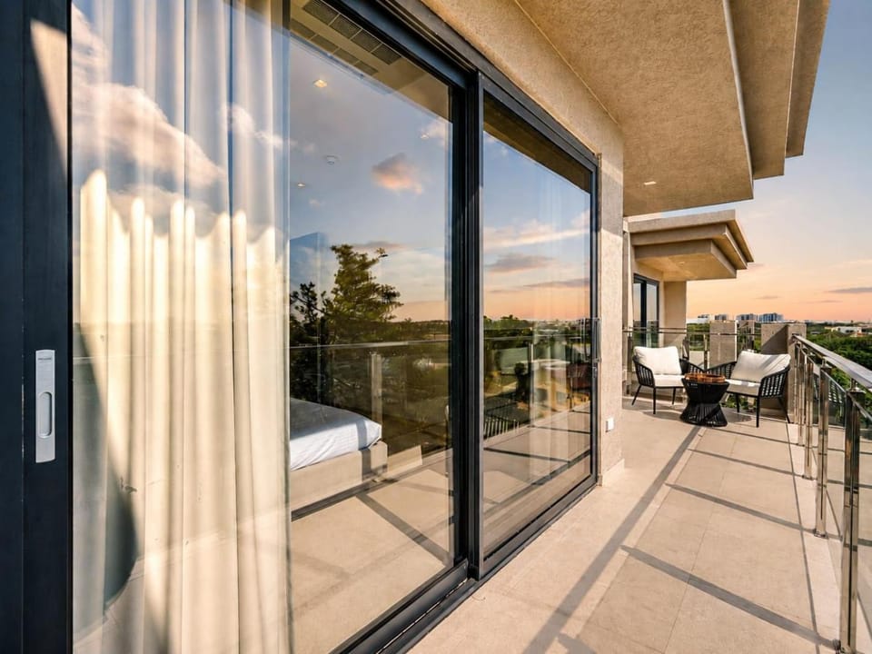 Top-Floor 2BR - Sunset Balcony - Near Eagle Beach House in Noord
