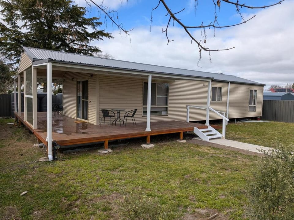 Country getaway in the heart of it all! Rear House in Blayney