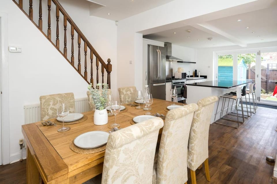 4-Bedroom Harrogate Home Sleeps 8 Fast WiFi Apartment in Harrogate