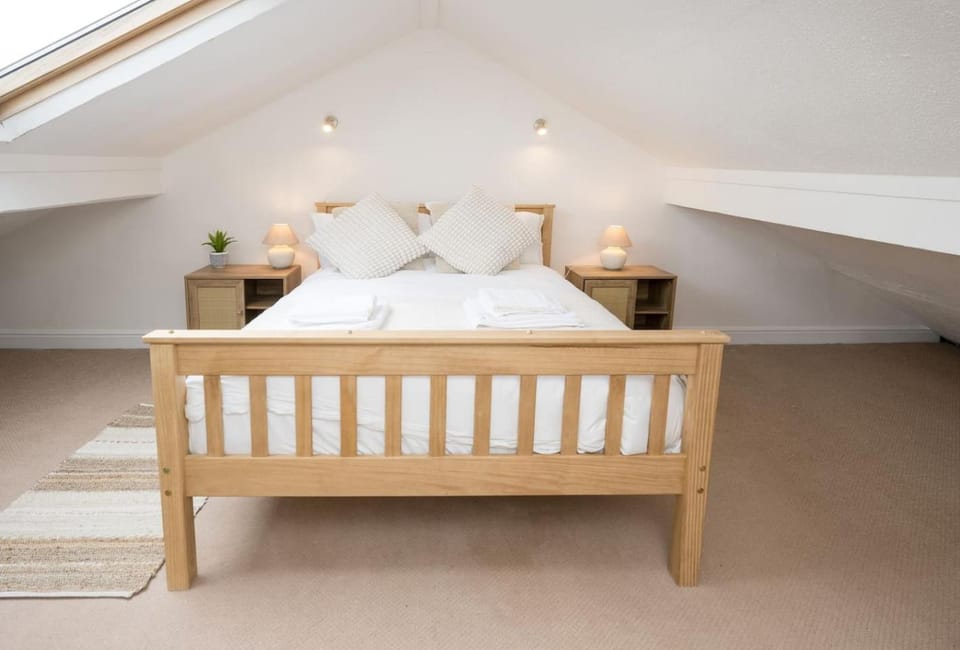 4-Bedroom Harrogate Home Sleeps 8 Fast WiFi Apartment in Harrogate