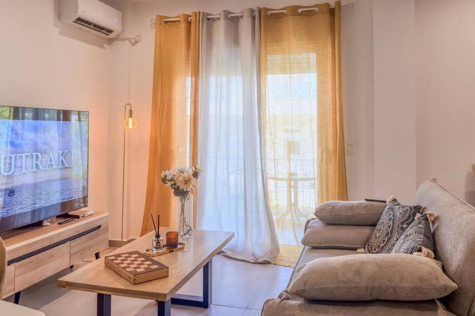 Communal lounge/ TV room, TV and multimedia, Living room, Seating area, Evening entertainment, air conditioner
