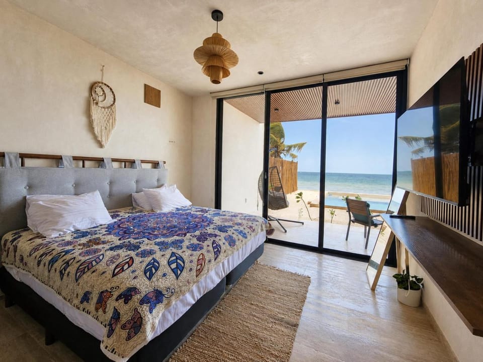 Bed, TV and multimedia, Photo of the whole room, Beach, Bedroom, Sea view